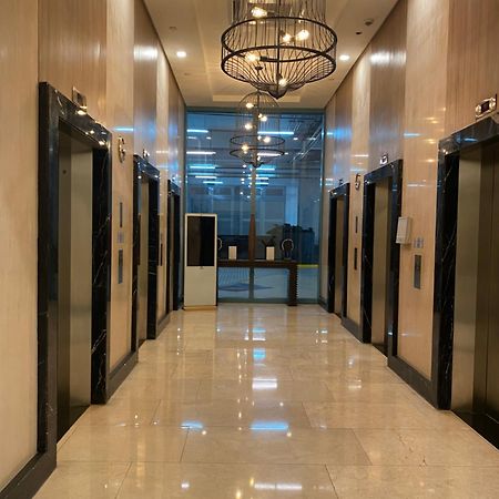 1 Bedroom Uptown Bgc Across Uptown Mall Manila Esterno foto