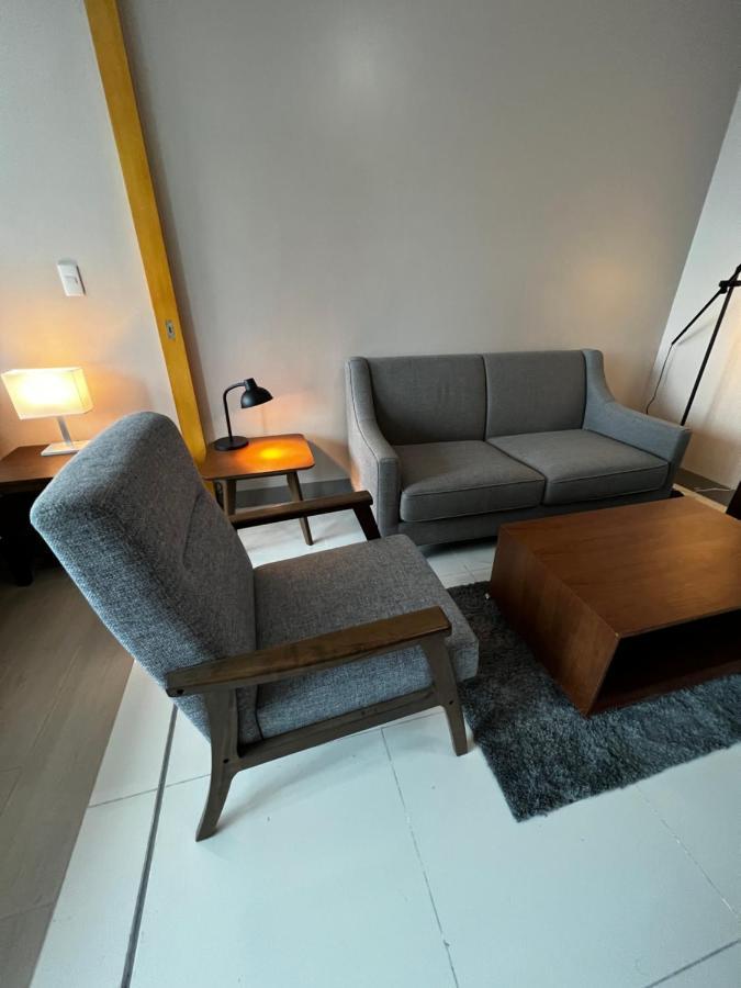 1 Bedroom Uptown Bgc Across Uptown Mall Manila Esterno foto