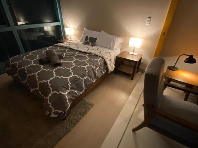 1 Bedroom Uptown Bgc Across Uptown Mall Manila Esterno foto