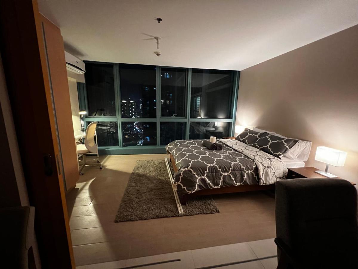 1 Bedroom Uptown Bgc Across Uptown Mall Manila Esterno foto