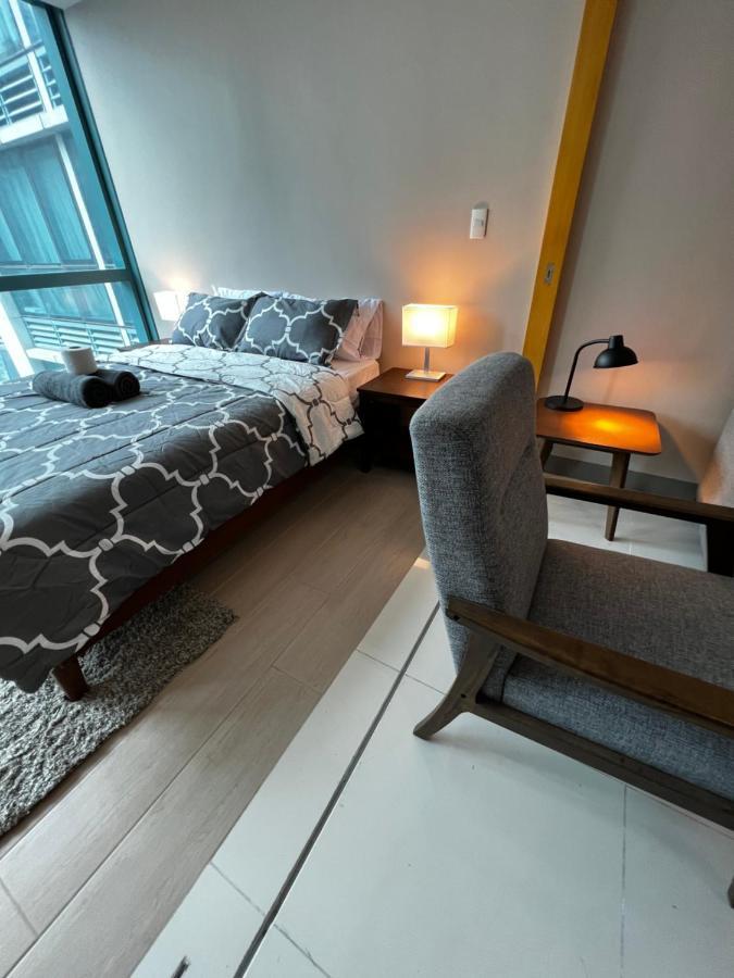 1 Bedroom Uptown Bgc Across Uptown Mall Manila Esterno foto