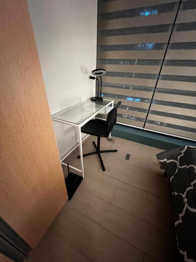 1 Bedroom Uptown Bgc Across Uptown Mall Manila Esterno foto