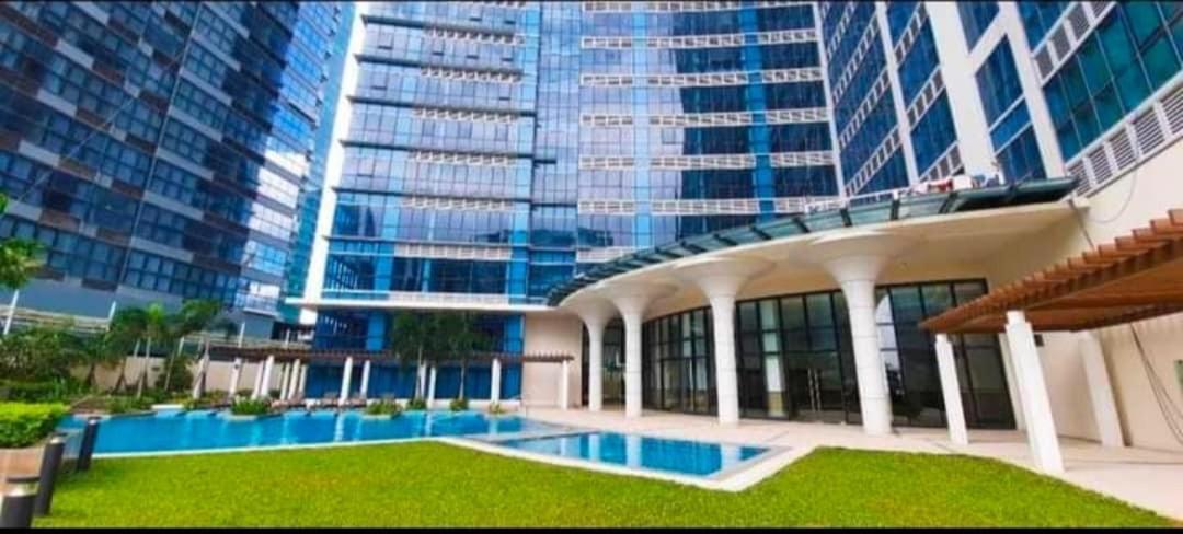 1 Bedroom Uptown Bgc Across Uptown Mall Manila Esterno foto