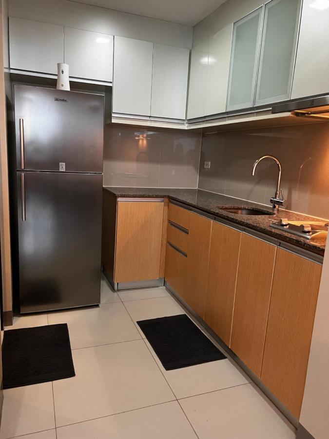 1 Bedroom Uptown Bgc Across Uptown Mall Manila Esterno foto