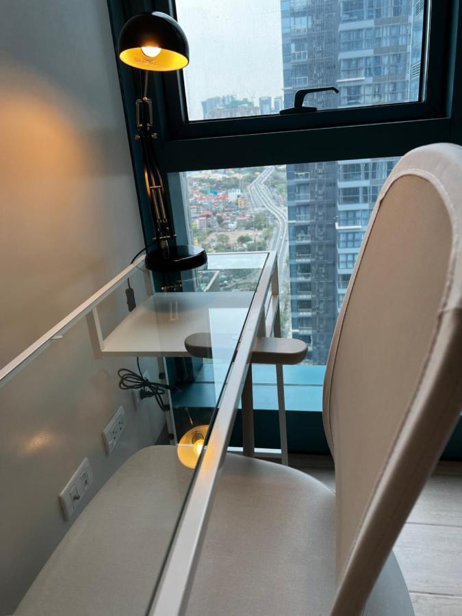 1 Bedroom Uptown Bgc Across Uptown Mall Manila Esterno foto