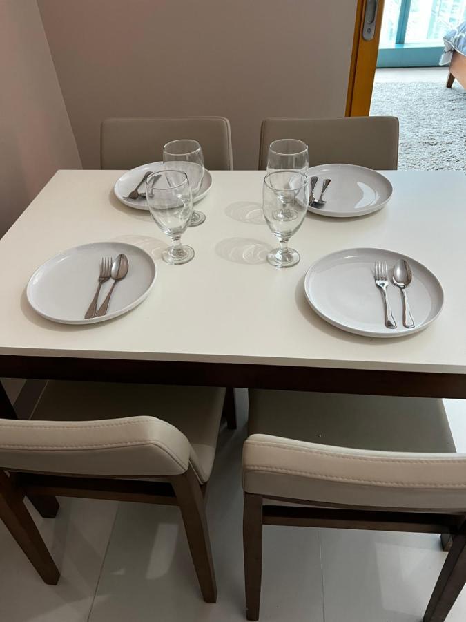 1 Bedroom Uptown Bgc Across Uptown Mall Manila Esterno foto