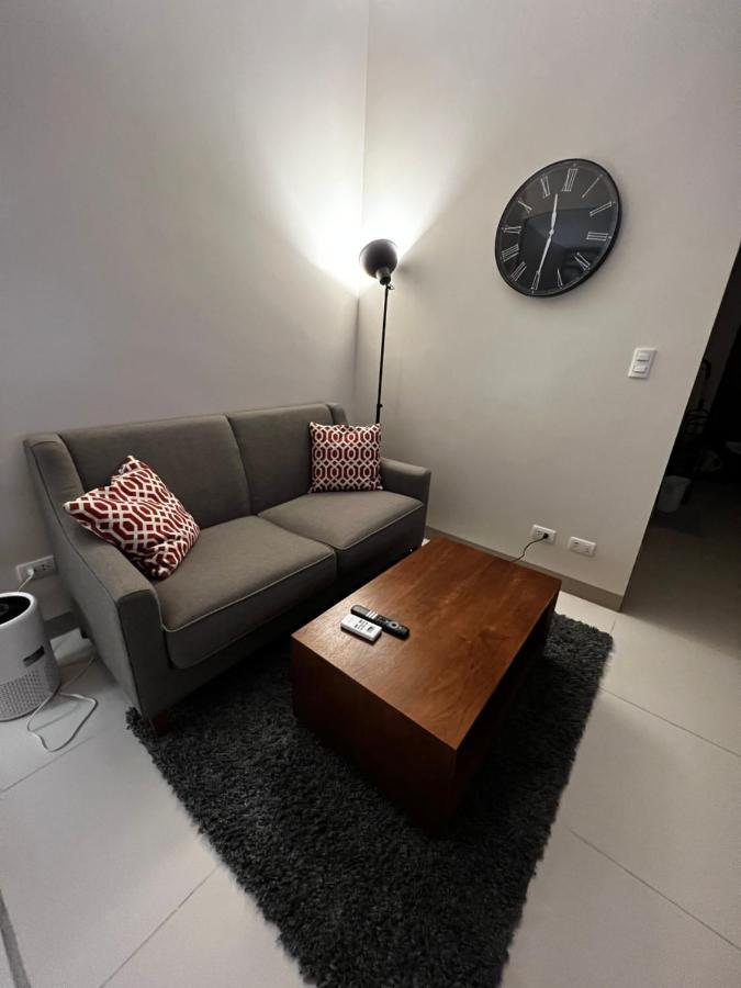 1 Bedroom Uptown Bgc Across Uptown Mall Manila Esterno foto