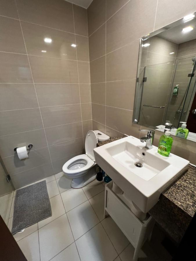 1 Bedroom Uptown Bgc Across Uptown Mall Manila Esterno foto