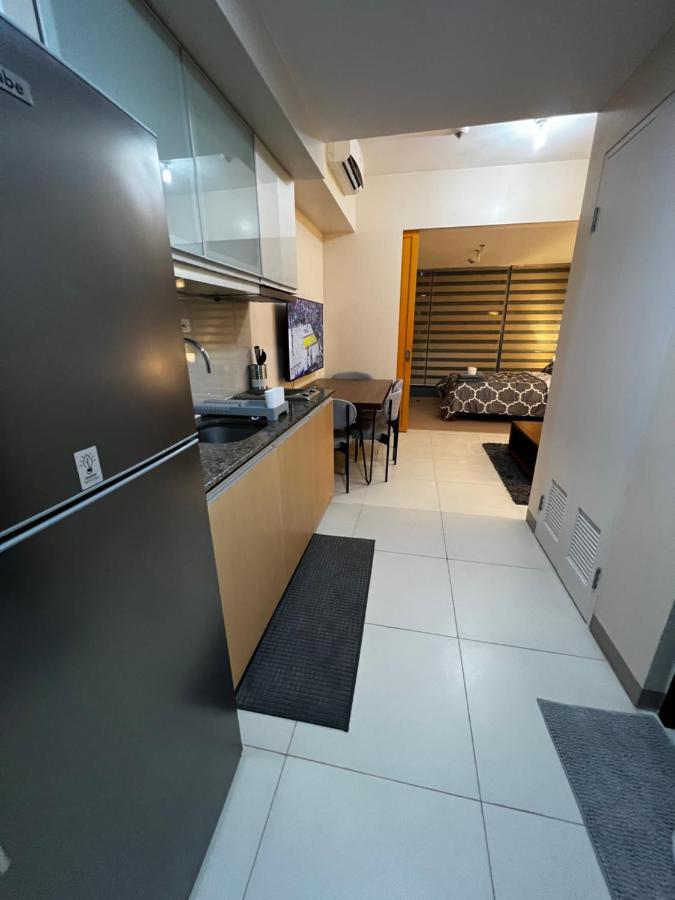 1 Bedroom Uptown Bgc Across Uptown Mall Manila Esterno foto