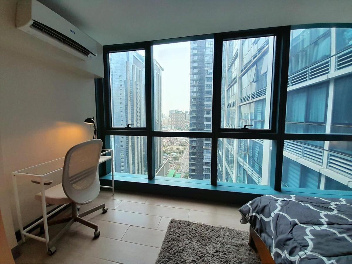 1 Bedroom Uptown Bgc Across Uptown Mall Manila Esterno foto