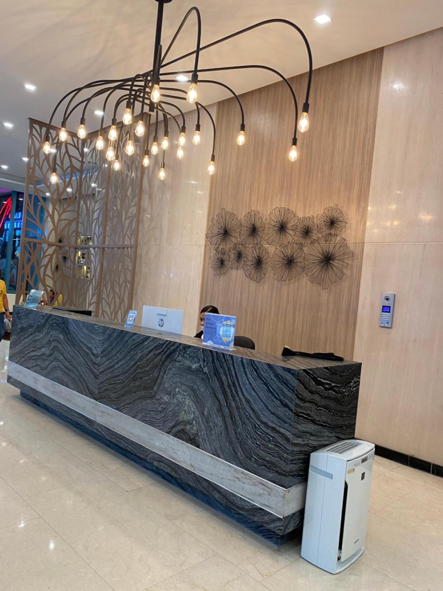 1 Bedroom Uptown Bgc Across Uptown Mall Manila Esterno foto